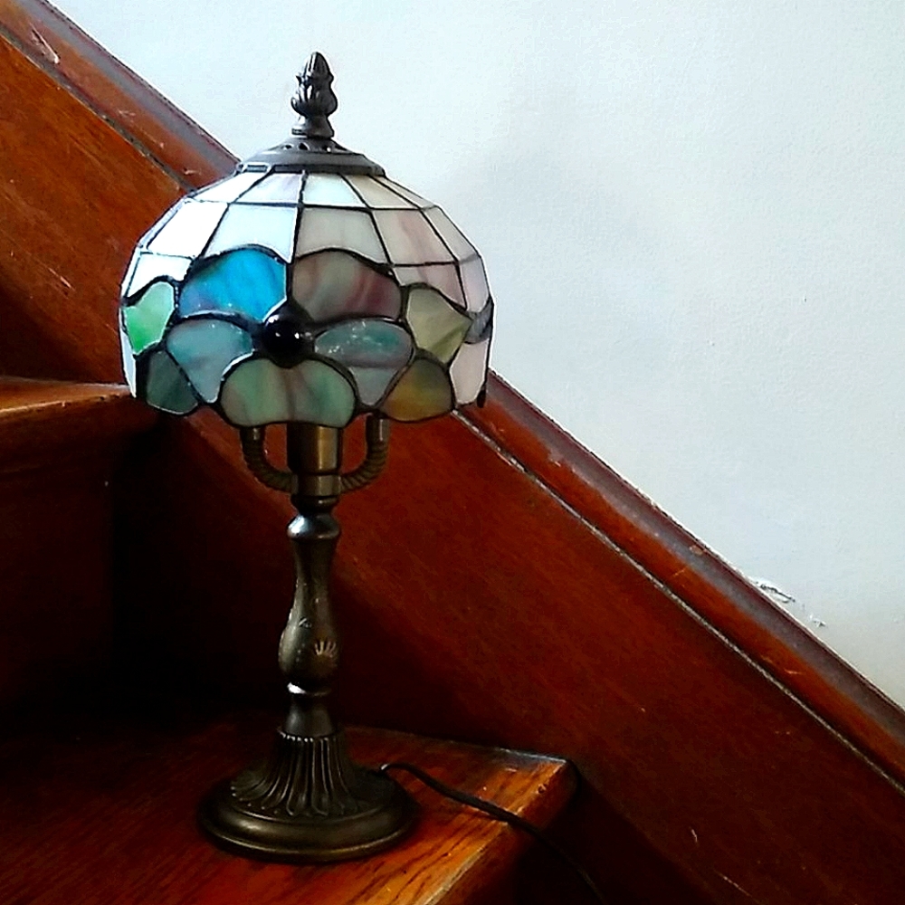 Tiffany style leaded glass brass accent lamp